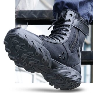 Chaussure noire avec des lacets noir, soulevée