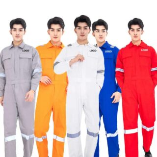 cinq hommes portant des combinaisons haute visibilité, en partant de la gauche une grise, une orange, une blanche, une bleue et une rouge, portées par le même homme, sur fond blanc