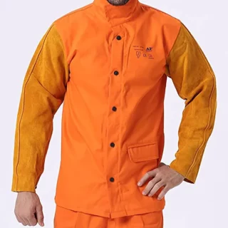 On voit un homme qui porte une veste ignifugée orange en coton et en cuir.