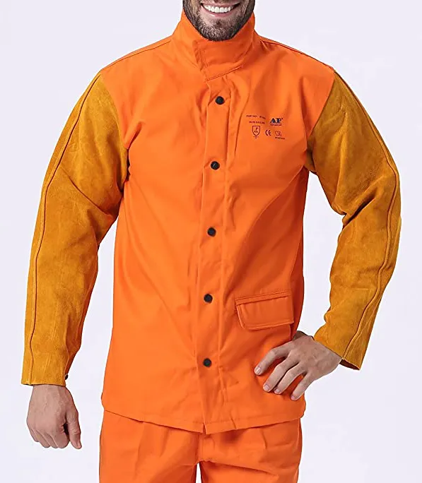 On voit un homme qui porte une veste ignifugée orange en coton et en cuir.