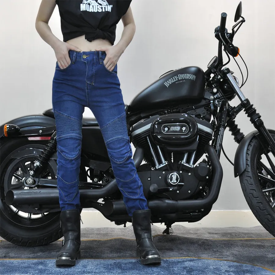 Femme portant un jean bleu et se trouvant devant une moto.