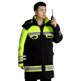 Photo d'un homme portant un manteau haute visibilité imperméable noir et jaune fluo avec un talkie-walkie à la main