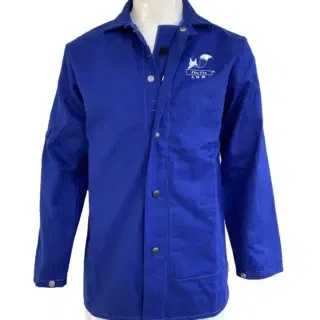 On voit une veste ignifuge bleu en coton imbibé.