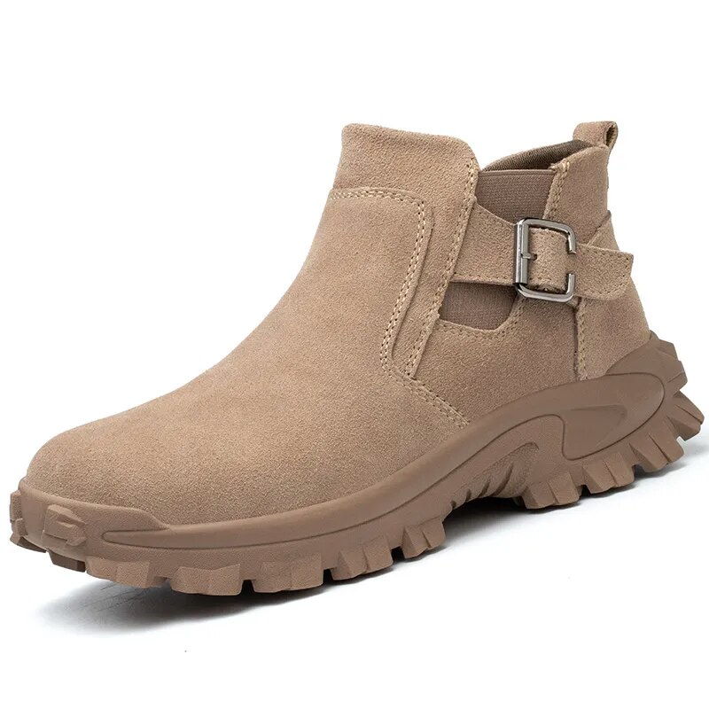 Sur fond blanc, on voit des bottines beiges montantes avec une boucle.