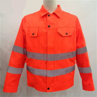 Photo d'une veste de haute visibilité orange avec des bandes réfléchissante sur un mannequin