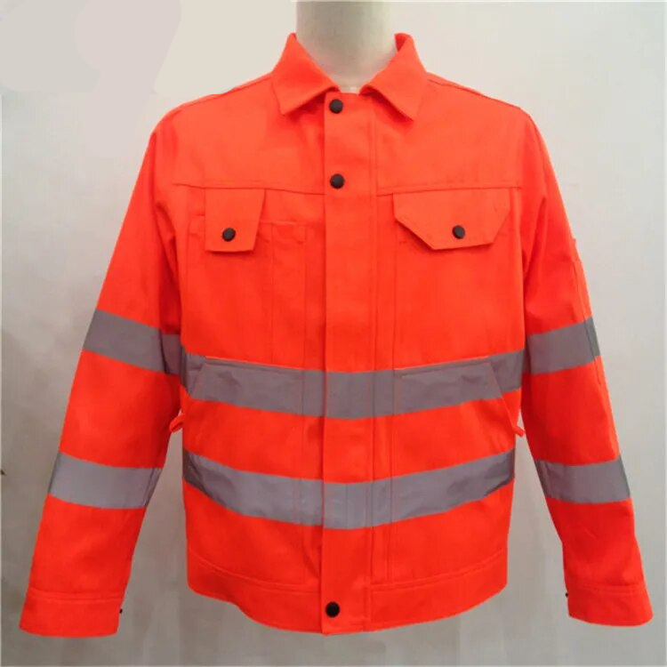 Photo d'une veste de haute visibilité orange avec des bandes réfléchissante sur un mannequin