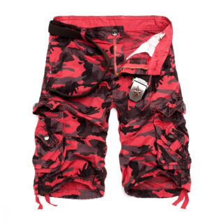 Bermuda de travail homme style cargo camouflage, de couleur rouge.