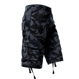 Bermuda de travail homme style cargo mi long en coton, style camouflage noir, sur un fond blanc.