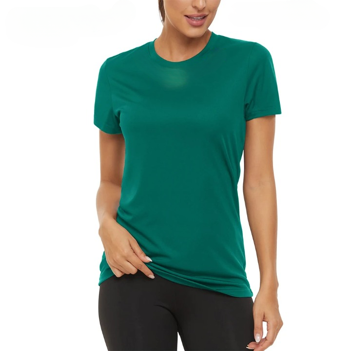 T-shirt de travail femme élastique et séchage rapide, de couleur verte, porté par une femme, sur un fond blanc.