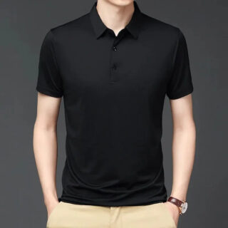 T-shirt de travail homme style polo noir à manches courtes, porté par une homme sur un fond gris foncé.