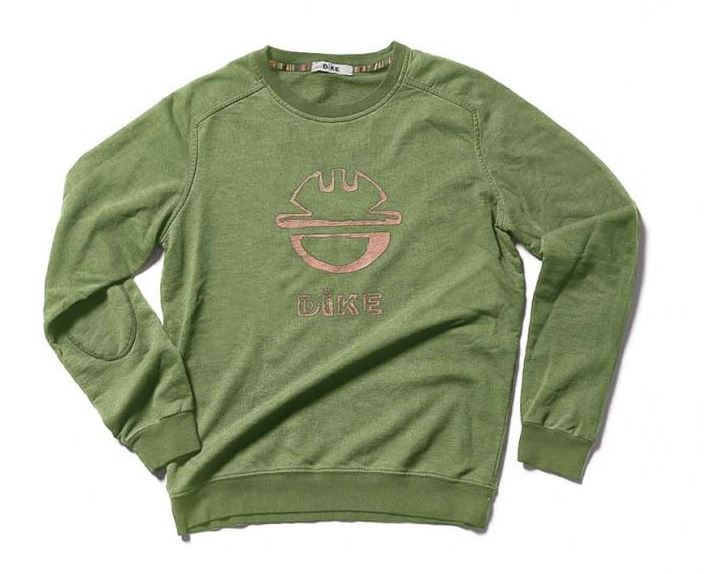 Pull pour femme léger vintage sur fond blanc