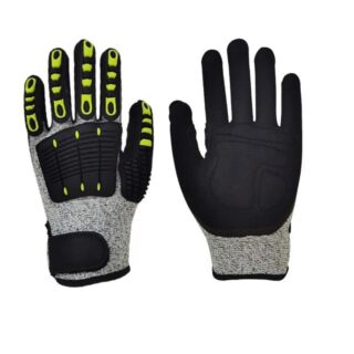 une paire de gant anti perforation sur fond blanc.