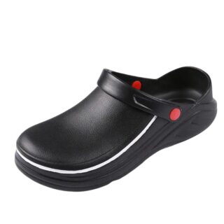 Chaussure de sécurité cuisine antidérapante style crocs sur fond blanc