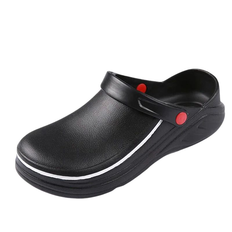 Chaussure de sécurité cuisine antidérapante style crocs sur fond blanc