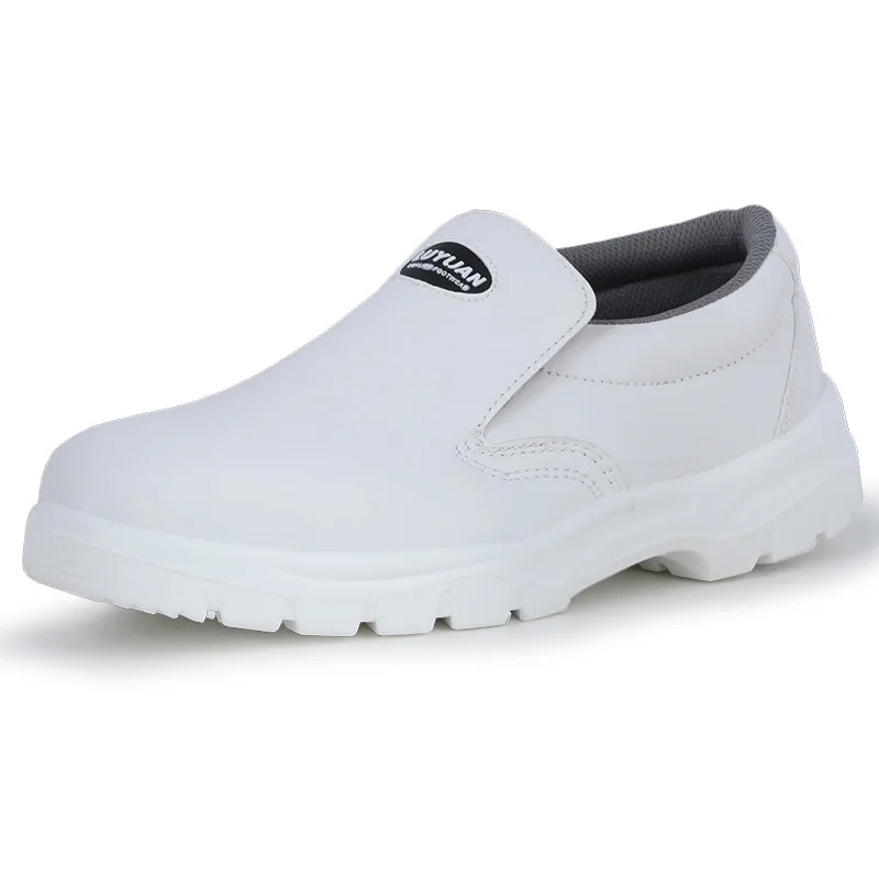 Chaussure de sécurité cuisine discrète et élégante sur fond blanc