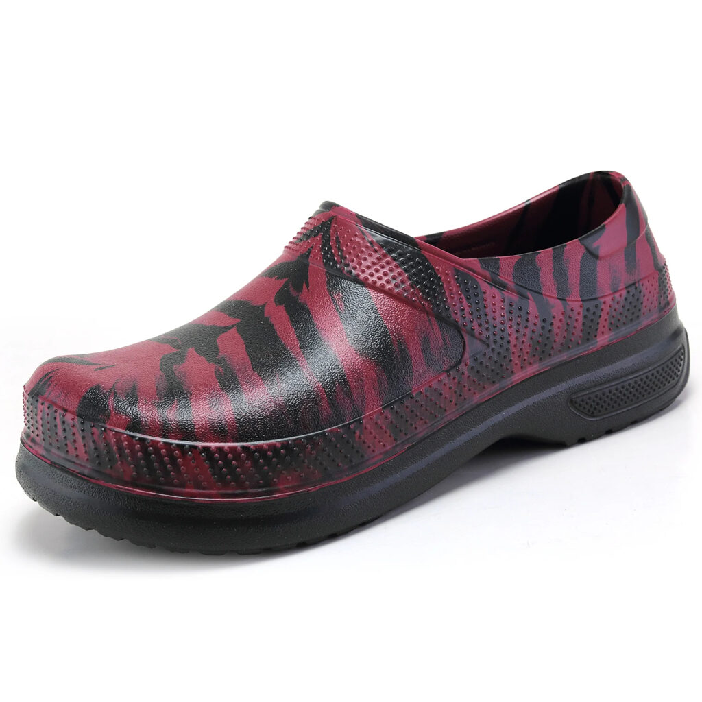 Chaussure de sécurité cuisine effet camouflage sur fond blanc