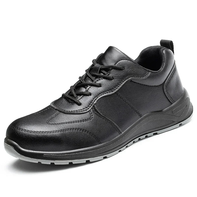Chaussure de sécurité cuisine étanche en simili cuir sur fond blanc