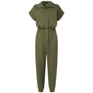 Salopette de travail femme tendance et raffinée sur fond blanc
