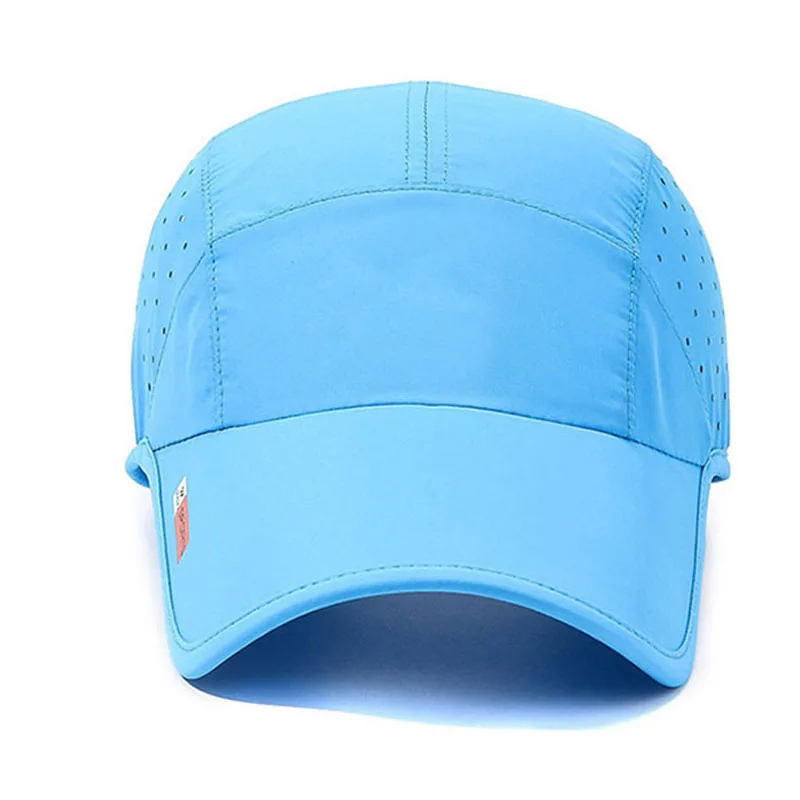 Casquette de travail bleu respirante et imperméable sur fond blanc