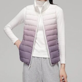 Veste de travail femme sans manches design et tendance portée par une femme sur fond gris