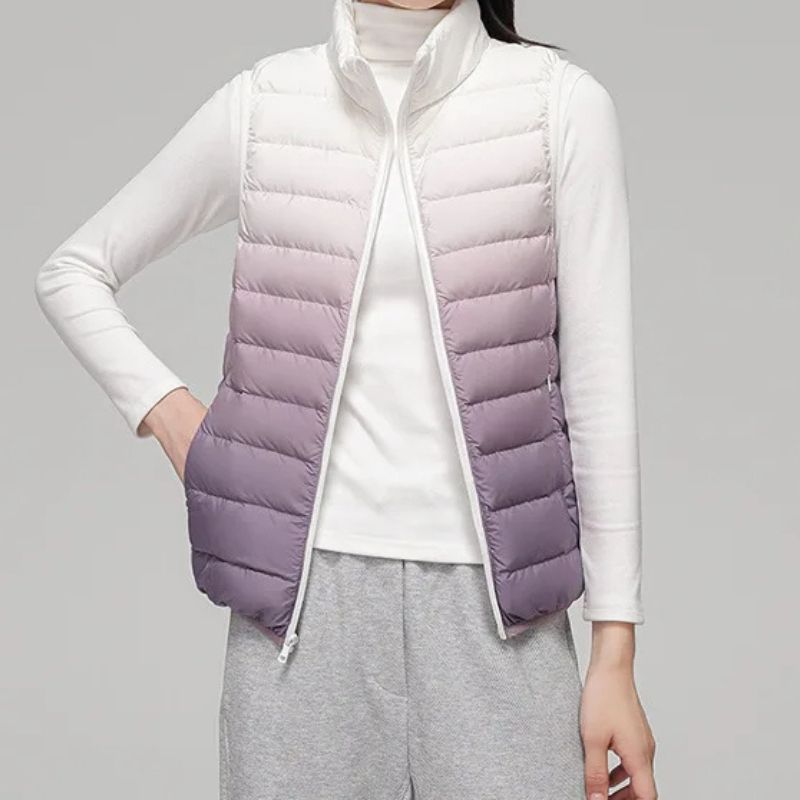 Veste de travail femme sans manches design et tendance portée par une femme sur fond gris