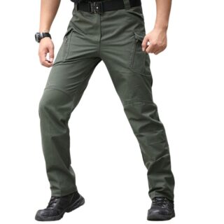 Pantalon de travail homme résistant au style militaire porté par un homme sur fond blanc