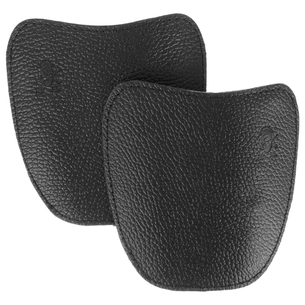 Paire de coques de sécurité pour chaussures au design sobre et discret sur fond blanc