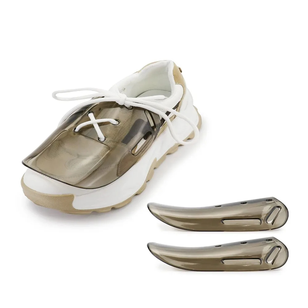 Paire de coques de sécurité pour chaussures pratiques et solides mis sur une chaussure et sur fond blanc
