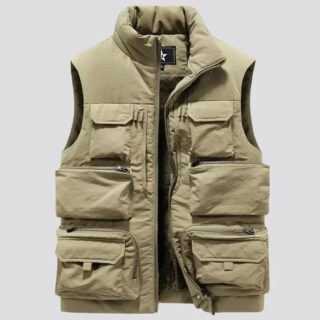 Gilet de travail beige multipoches pour homme sur fond gris