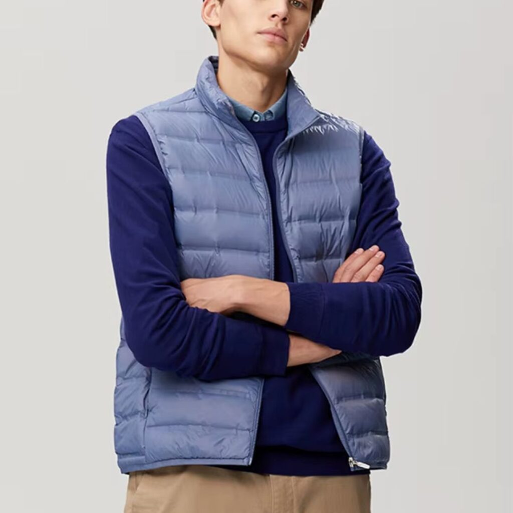 Gilet de travail pour homme bleu et matelassé sur un homme sur fond gris