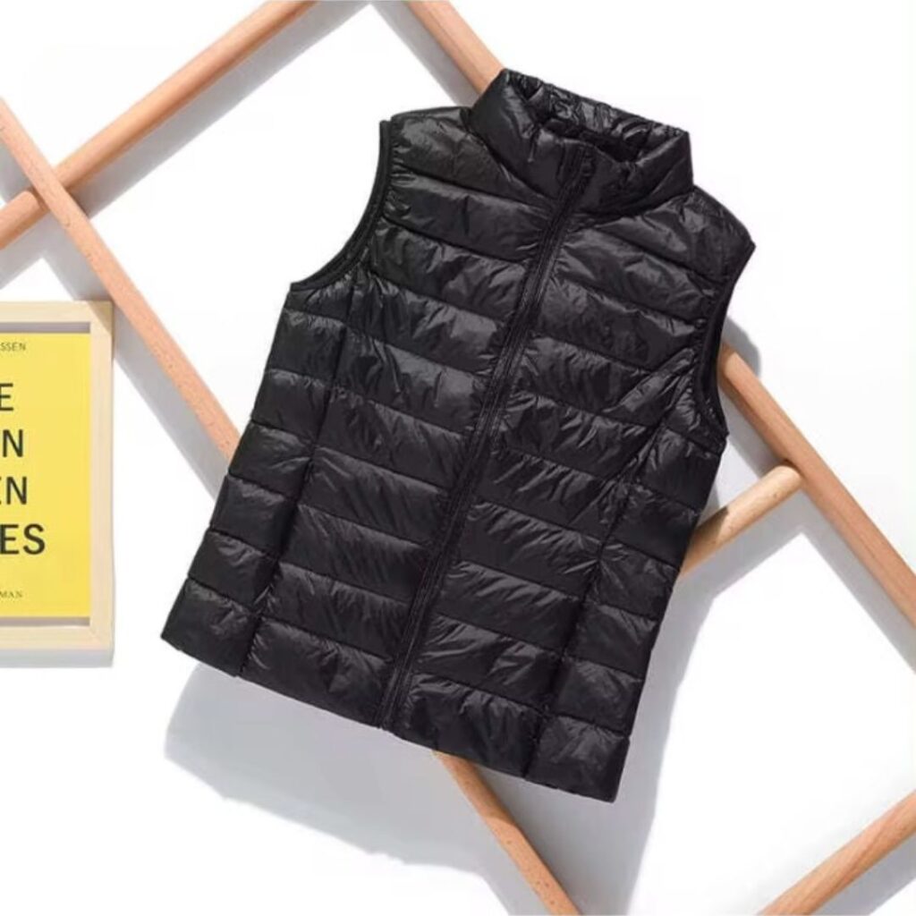Gilet de travail matelassé pour femme sur fond blanc