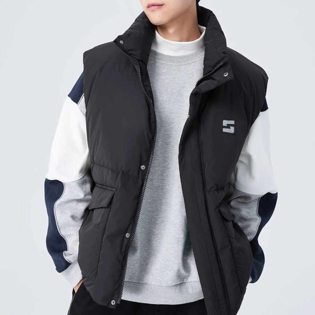 Gilet de travail noir à col haut pour homme sur un homme sur fond gris