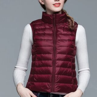 Gilet de travail pour femme rouge et matelassé sur une femme sur fond gris