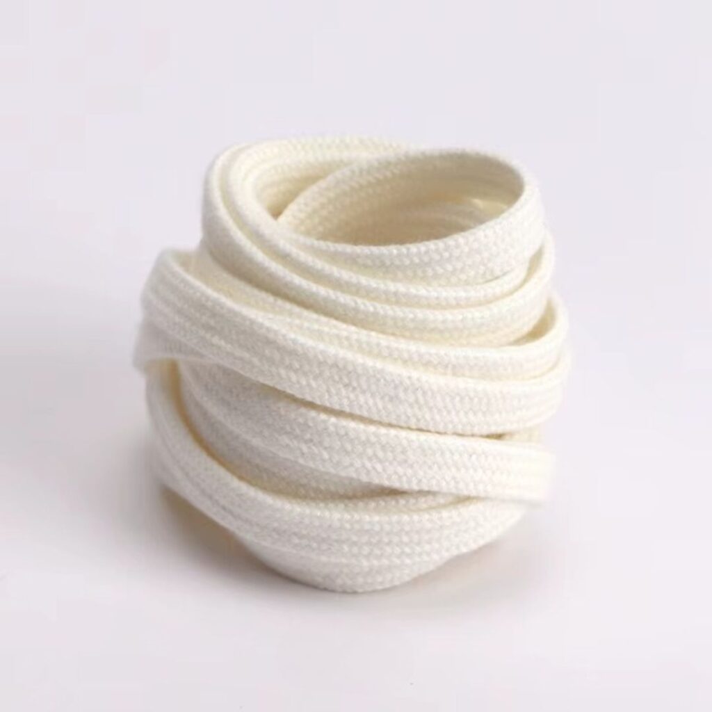 Lacets blancs en coton sur fond gris