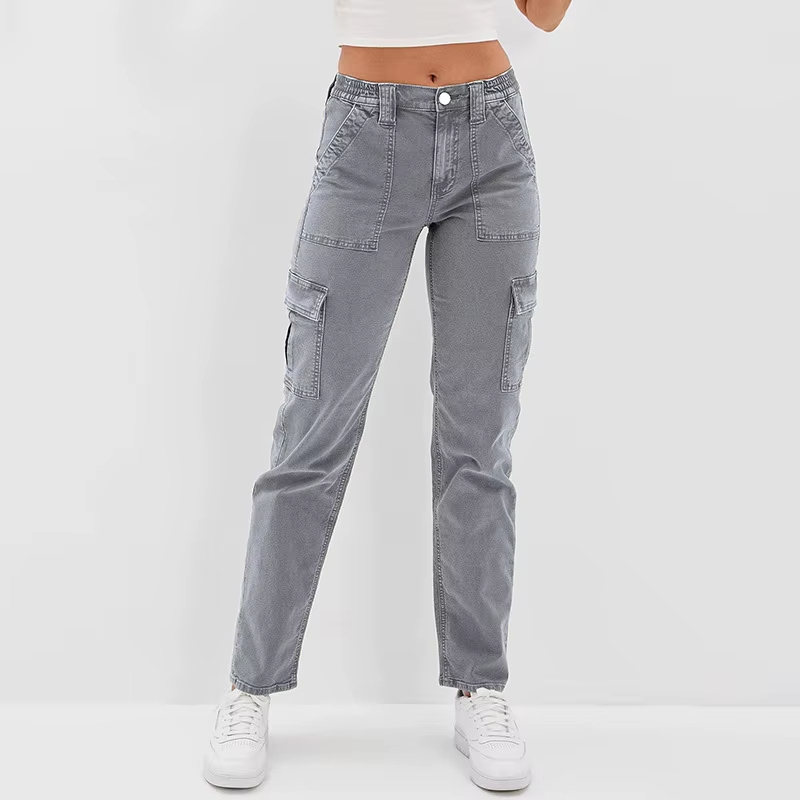 Pantalon de travail pour femme gris et vintage porté par une femme