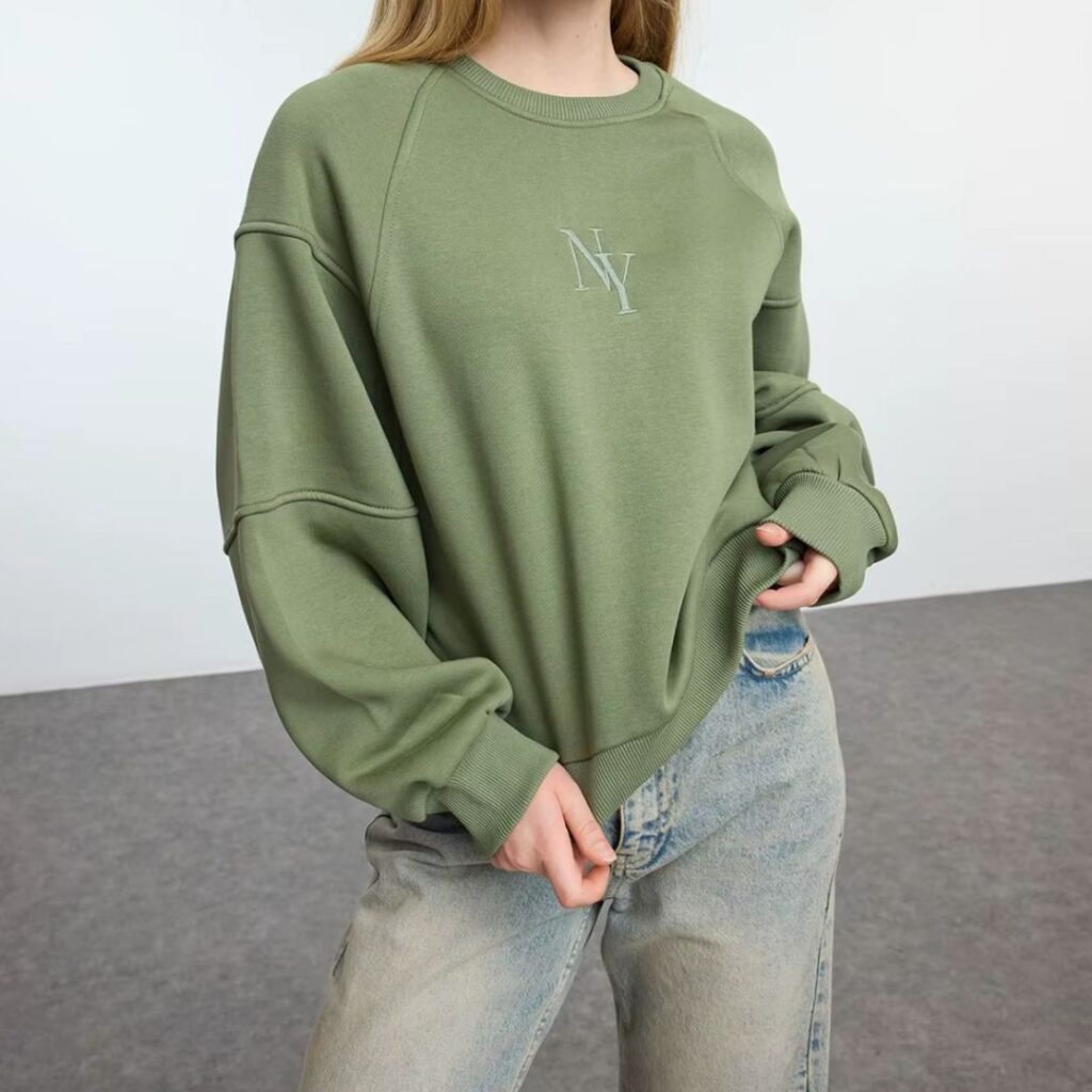 Pull pour femme vintage et léger sur une femme